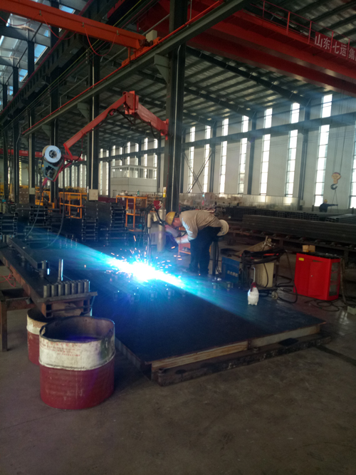 液壓升降平臺(tái)焊接中 液壓升降平臺(tái)焊接中