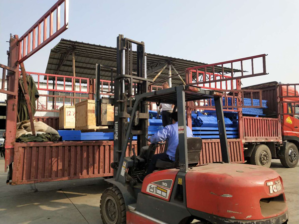 導(dǎo)軌式液壓升降機 導(dǎo)軌式液壓升降機