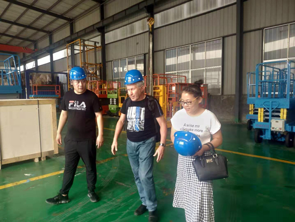 以色列客戶來公司考察液壓升降平臺(tái) 以色列客戶來公司考察液壓升降平臺(tái)